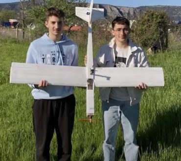 Μαθητές στη Μυτιλήνη κατασκεύασαν αεροπλάνο για την έγκαιρη ανίχνευση των πυρκαγιών (βίντεο)