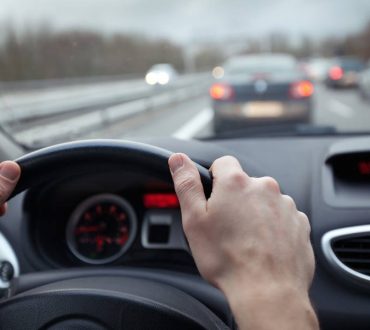 Έρευνα | Οι άνδρες κάτω των 35 ετών οδηγούν όλο και πιο επικίνδυνα (το 23% βλέπει βίντεο την ώρα που οδηγεί!)