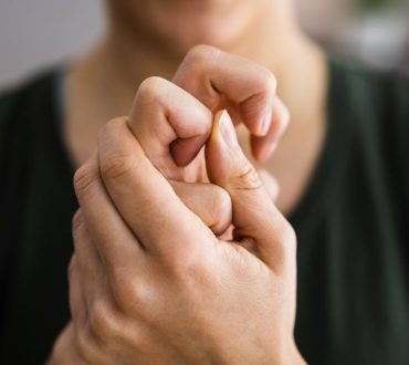 Τι συμβαίνει όταν κάνουμε «κρακ» στα δάχτυλά μας; Είναι επικίνδυνο για τις αρθρώσεις; (βίντεο)