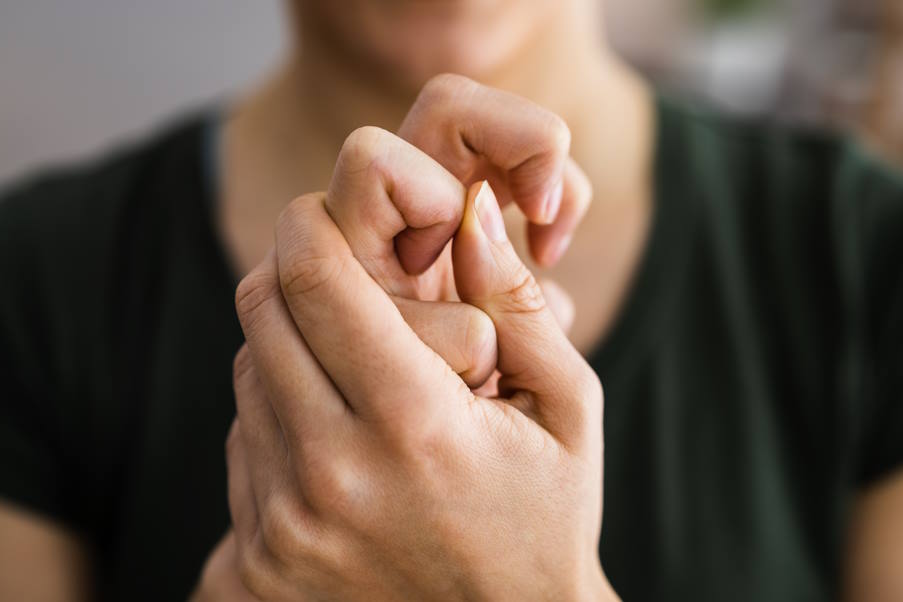 Τι συμβαίνει όταν κάνουμε «κρακ» στα δάχτυλά μας; Είναι επικίνδυνο για τις αρθρώσεις; (βίντεο)