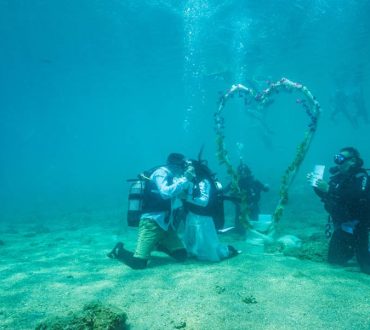 Αλόννησος | Εντυπωσιάζουν οι υποβρύχιες φωτογραφήσεις γάμου στο πλαίσιο των γαμήλιων τελετών!