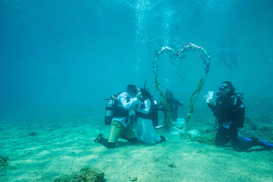 Αλόννησος | Εντυπωσιάζουν οι υποβρύχιες φωτογραφήσεις γάμου στο πλαίσιο των γαμήλιων τελετών!