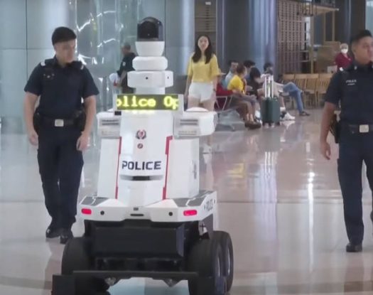 Δυστοπικό θέαμα | Αστυνομικοί - ρομπότ περιπολούν το αεροδρόμιο της Σιγκαπούρης! (βίντεο)