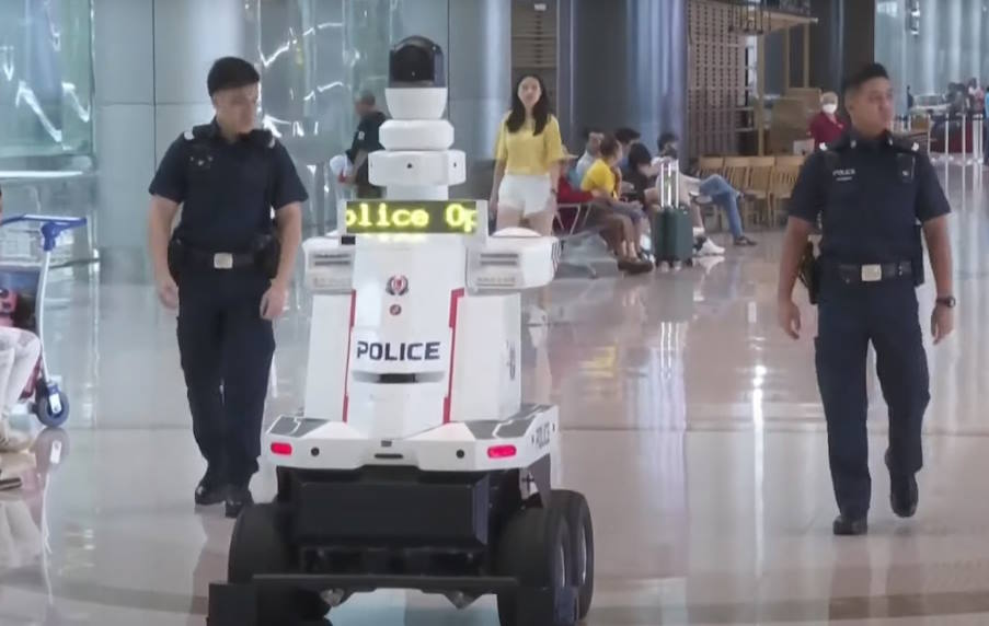 Δυστοπικό θέαμα | Αστυνομικοί - ρομπότ περιπολούν το αεροδρόμιο της Σιγκαπούρης! (βίντεο)