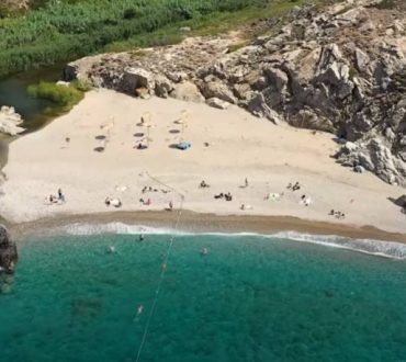 Η πιο επικίνδυνη παραλία της Ελλάδας με το μοναδικό σχοινί ασφαλείας (βίντεο)
