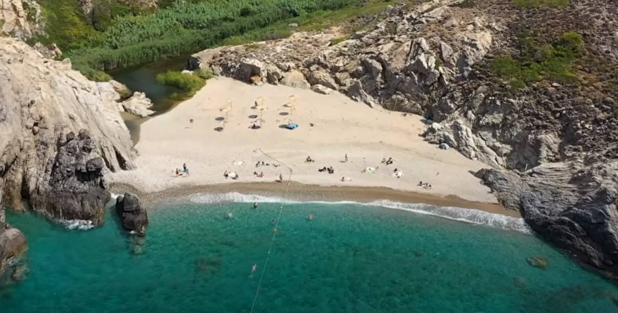 Η πιο επικίνδυνη παραλία της Ελλάδας με το μοναδικό σχοινί ασφαλείας (βίντεο)