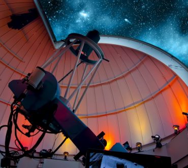 Νέα επιστημονικά δεδομένα στην εξιχνίαση της δημιουργίας του Σύμπαντος και το νέο τηλεσκόπιο στην Κρήτη