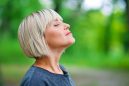 Έρευνα: Οι ασκήσεις αναπνοής μπορούν να διαμορφώσουν τους βιοδείκτες της νόσου Αλτσχάιμερ
