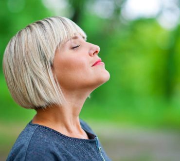 Έρευνα: Οι ασκήσεις αναπνοής μπορούν να διαμορφώσουν τους βιοδείκτες της νόσου Αλτσχάιμερ