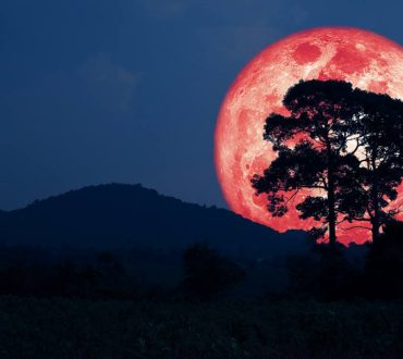 Το «φεγγάρι της φράουλας» | Εντυπωσιακές εικόνες από την πανσέληνο του Ιουνίου
