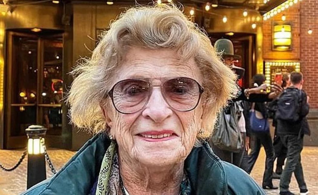 Μυστικά μακροζωίας από μία 99χρονη που έγινε viral. Μένει μόνη, πληρώνει τους λογαριασμούς online και οδηγεί!