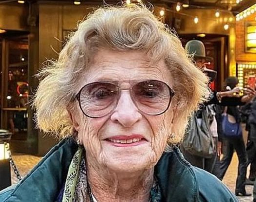 Μυστικά μακροζωίας από μία 99χρονη που έγινε viral. Μένει μόνη, πληρώνει τους λογαριασμούς online και οδηγεί!