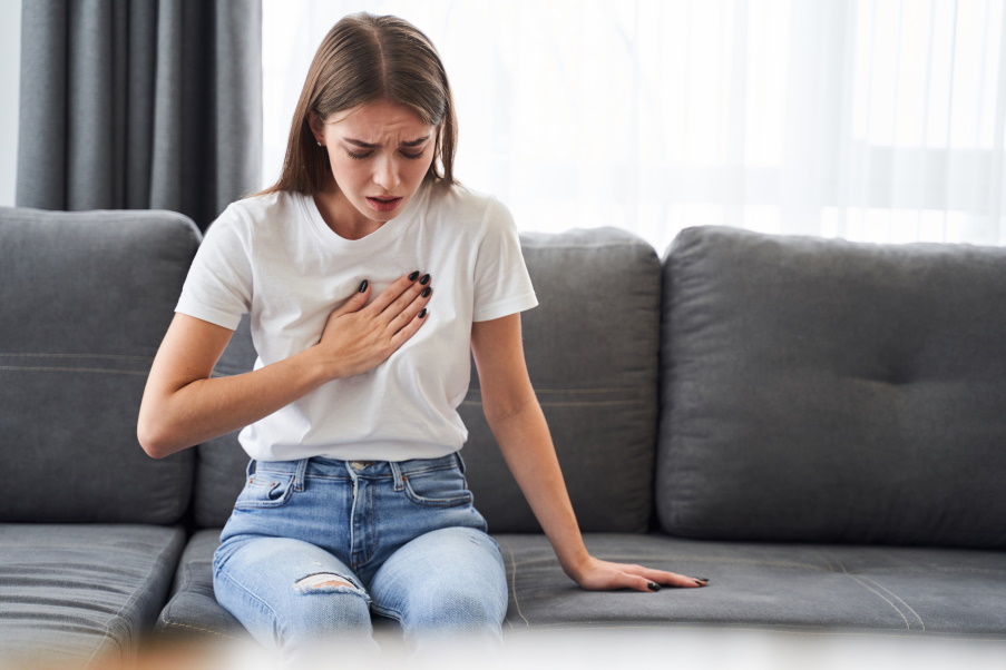 Τι προκαλεί την πίεση στο στήθος όταν νιώθουμε στρες; Συμπτώματα και τρόποι αντιμετώπισης