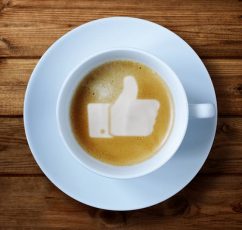 Οι χρήστες που αφιερώνουν λίγο χρόνο στα social media τείνουν να είναι πιο ευτυχισμένοι