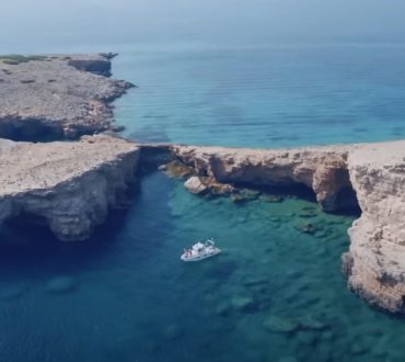 Ελληνικό νησί καλεί τους επισκέπτες του σε διακοπές χωρίς πισίνες με ένα πρωτότυπο βίντεο