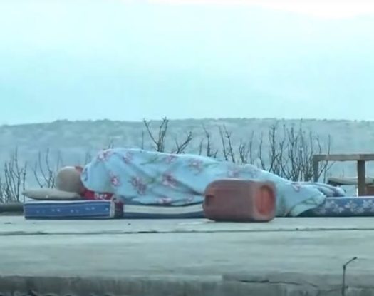 Φωτιά στη Μάνδρα: Άνθρωπος κοιμάται πάνω στο καμένο του σπίτι! (βίντεο)