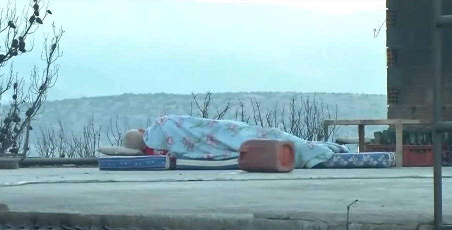 Φωτιά στη Μάνδρα: Άνθρωπος κοιμάται πάνω στο καμένο του σπίτι! (βίντεο)