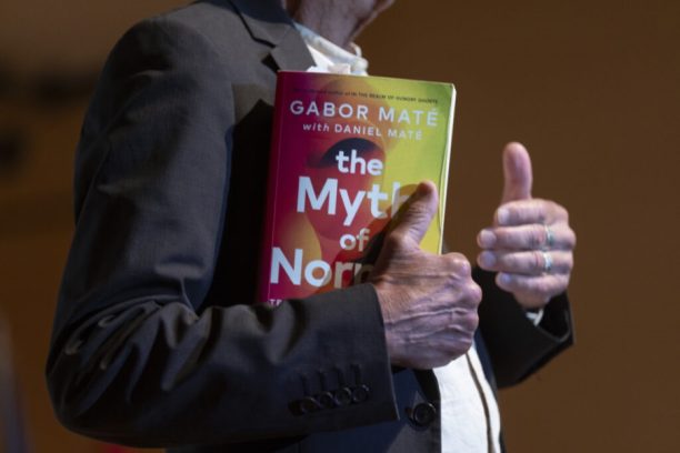 Γκάμπορ Μάτε: Αποκλειστική συνέντευξη με τον «γκουρού του τραύματος»
