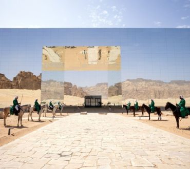 Το εντυπωσιακό κτίριο – καθρέφτης που εξαφανίζεται στην έρημο της Σαουδικής Αραβίας! (βίντεο)