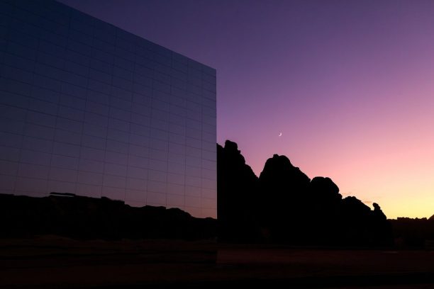 Το εντυπωσιακό κτίριο – καθρέφτης που εξαφανίζεται στην έρημο της Σαουδικής Αραβίας! (βίντεο)