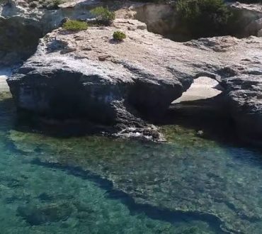 Η μυστική παραλία της Εύβοιας που είναι σαν να βρίσκεται σε κρατήρα (βίντεο)