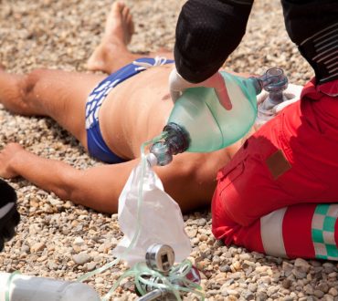 Πνιγμός σε θάλασσα ή πισίνα: Οι απαραίτητες πρώτες βοήθειες που πρέπει να γνωρίζουμε