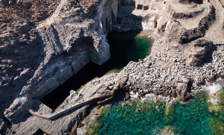 Το "Πράσινο Λατομείο" της Τήνου | Η μεγαλύτερη φυσική μαρμάρινη πισίνα της Μεσογείου (βίντεο)