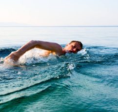 Πώς μπορεί να φύγει το λίπος από την κοιλιά συνδυάζοντας κολύμβηση και σωστή διατροφή