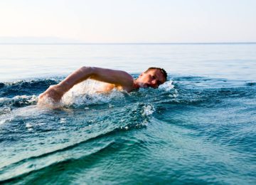 Πώς μπορεί να φύγει το λίπος από την κοιλιά συνδυάζοντας κολύμβηση και σωστή διατροφή