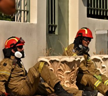 Συγκλονίζει η εικόνα με τους πυροσβέστες στο Λουτράκι που ξαποσταίνουν στο πεζοδρόμιο
