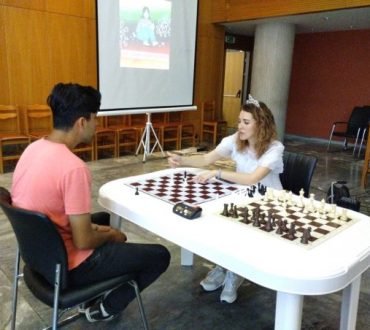 Θεσσαλονίκη: Πρόσφυγας από την Ουκρανία διδάσκει σκάκι σε άλλα προσφυγόπουλα