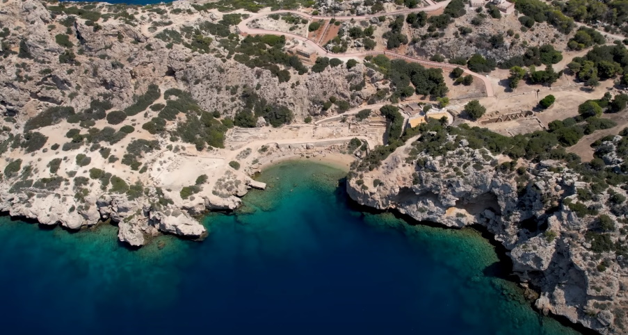 Βουτιά στην ιστορία... Η μοναδική παραλία της Ελλάδας εντός αρχαιολογικού χώρου (βίντεο)