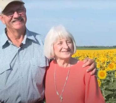 ΗΠΑ: Αγρότης φύτεψε ένα απέραντο χωράφι με ηλιοτρόπια ως δώρο για την επέτειο του γάμου τους! (βίντεο)