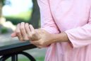 Τα «αθόρυβα» σημάδια που προειδοποιούν για οστεοπόρωση