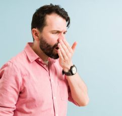 Κακή αναπνοή: Οι αιτίες που την προκαλούν και οι τροφές που την καταπολεμούν