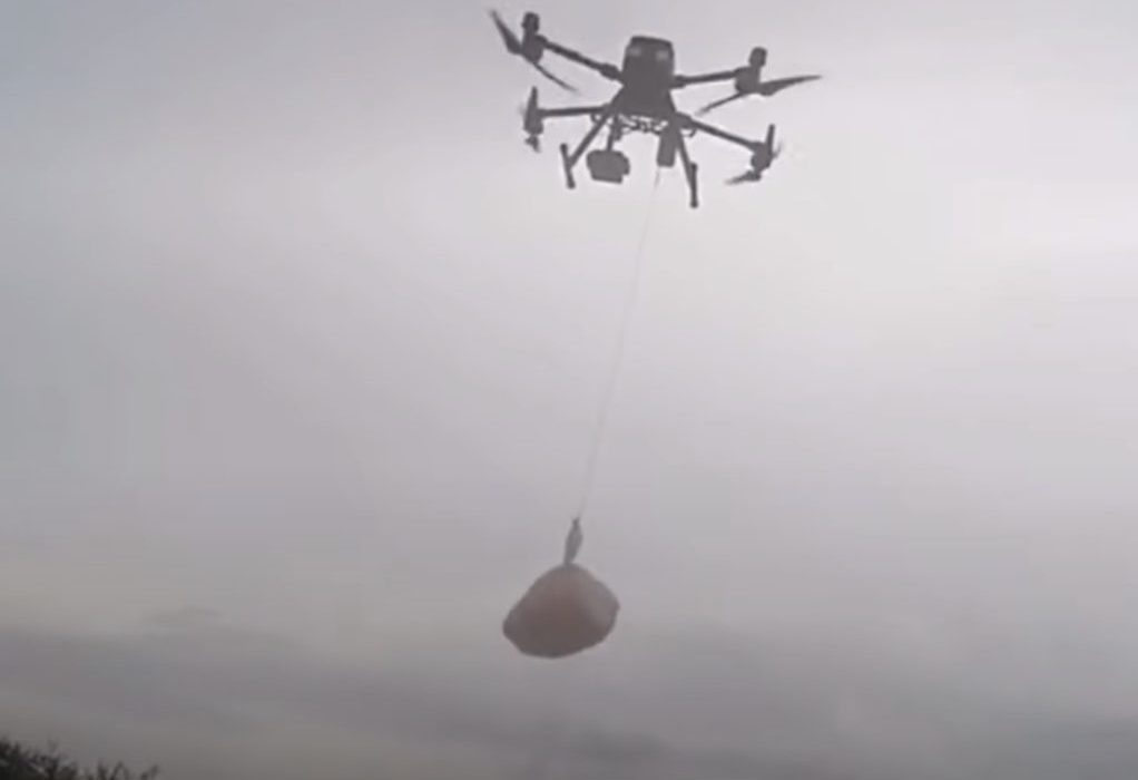 Παράδοση φαρμάκων με drone από το Πυροσβεστικό Σώμα σε αποκλεισμένες περιοχές (βίντεο)