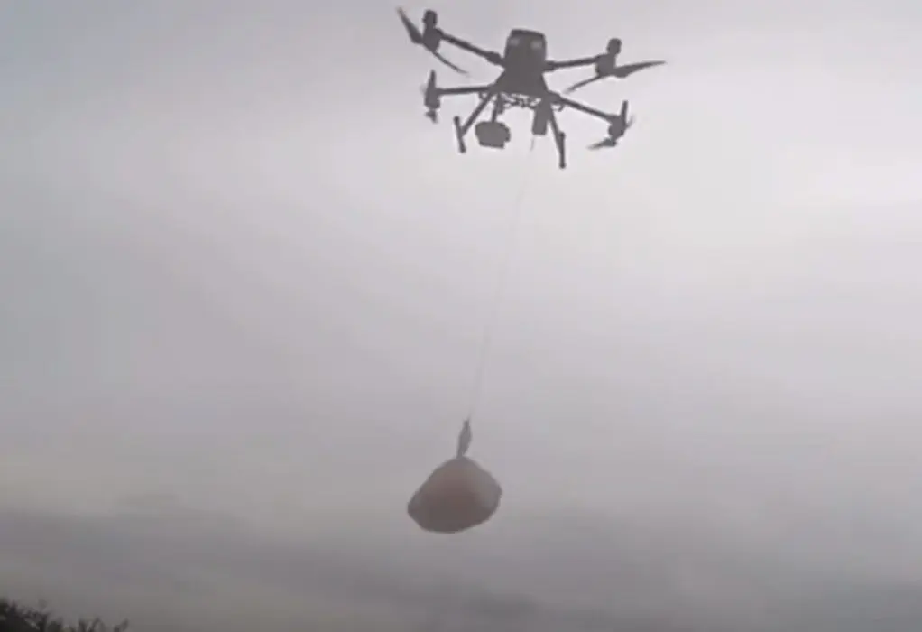 Παράδοση φαρμάκων με drone από το Πυροσβεστικό Σώμα σε αποκλεισμένες περιοχές (βίντεο)
