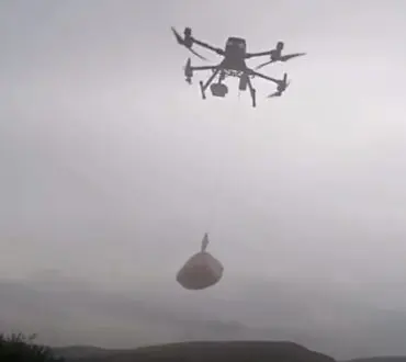 Παράδοση φαρμάκων με drone από το Πυροσβεστικό Σώμα σε αποκλεισμένες περιοχές (βίντεο)