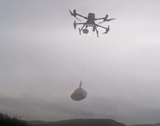 Παράδοση φαρμάκων με drone από το Πυροσβεστικό Σώμα σε αποκλεισμένες περιοχές (βίντεο)