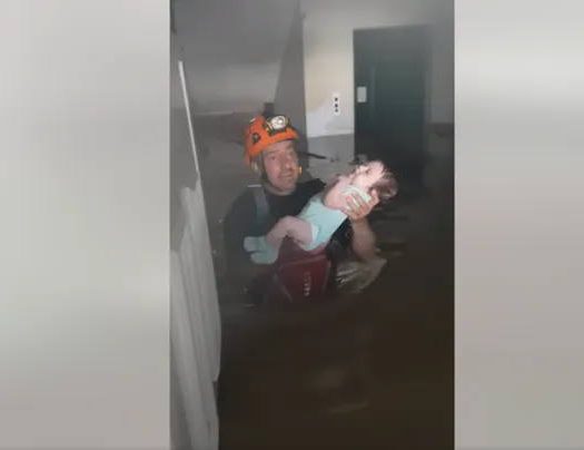 Συγκινεί ο απεγκλωβισμός μωρού από πλημμυρισμένο σπίτι στη Θεσσαλία (βίντεο)