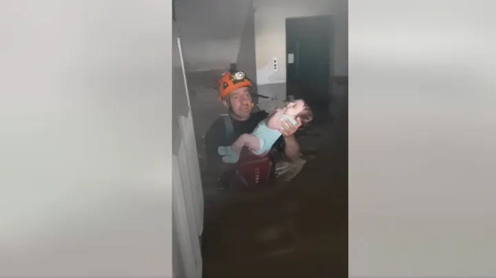 Συγκινεί ο απεγκλωβισμός μωρού από πλημμυρισμένο σπίτι στη Θεσσαλία (βίντεο)