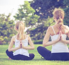 Yoga για παιδιά: Τα οφέλη και εύκολες ασκήσεις με ζωάκια για πριν τον ύπνο