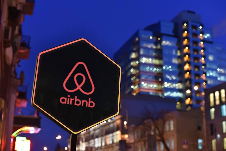 Airbnb | Γιατί βρίσκεται υπό διωγμό στις μεγάλες πόλεις; Τι ισχύει στην Ελλάδα