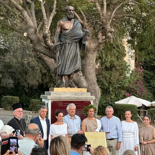 Το άγαλμα του Ιπποκράτη κοσμεί την Κω - Ιστορική στιγμή για το νησί