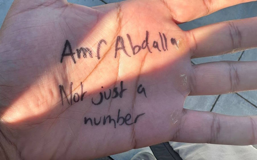 Γάζα: Τα παιδιά γράφουν το όνομά τους στα χέρια, ώστε να αναγνωριστούν σε ενδεχόμενο βομδαρδισμό