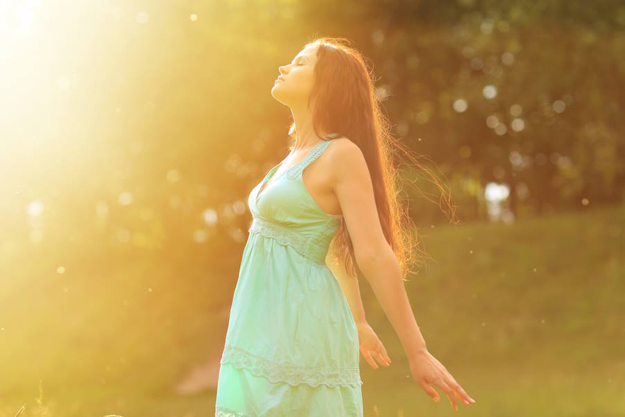 Ηλιακό φως και βιταμίνη D | Τα οφέλη και η πάθηση από την οποία μας προστατεύουν