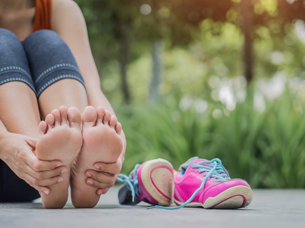 Πρησμένα πόδια: Οι αιτίες, φυσικοί τρόποι αντιμετώπισης, εξετάσεις και ειδικότητες ιατρών