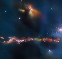 Ο φακός του τηλεσκοπίου James Webb απαθανατίζει ένα πρωτοάστρο στο σύμπλεγμα του Περσέα στη φωτογραφία του μήνα