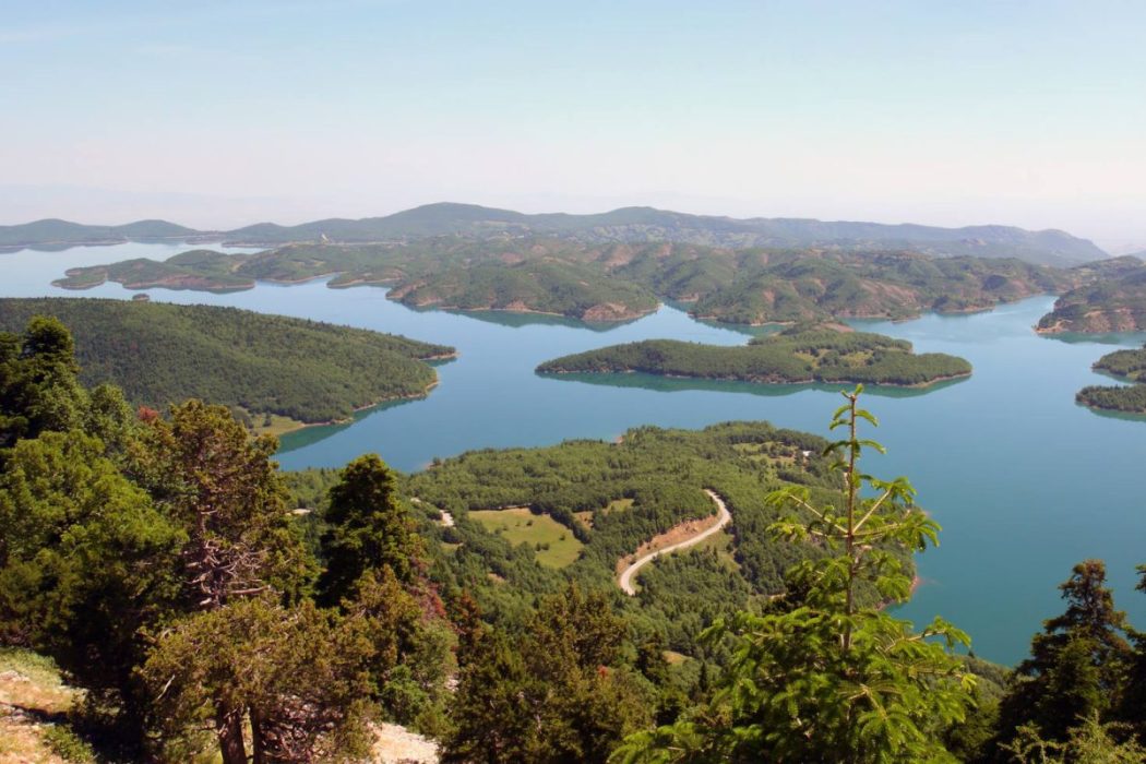 Λίμνη Πλαστήρα: To τεχνητό θαύμα που έχει μετατραπεί σε φυσικό παράδεισο!