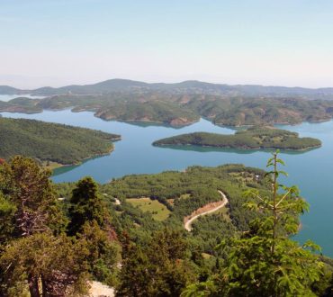 Λίμνη Πλαστήρα: To τεχνητό θαύμα που έχει μετατραπεί σε φυσικό παράδεισο!